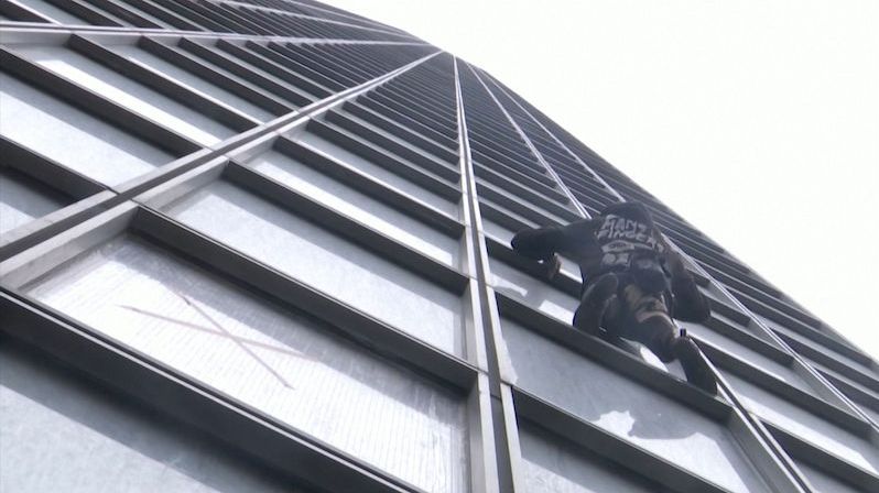 Francouzský Spiderman vylezl na mrakodrap na podporu stávkujících. Opět bez jištění
